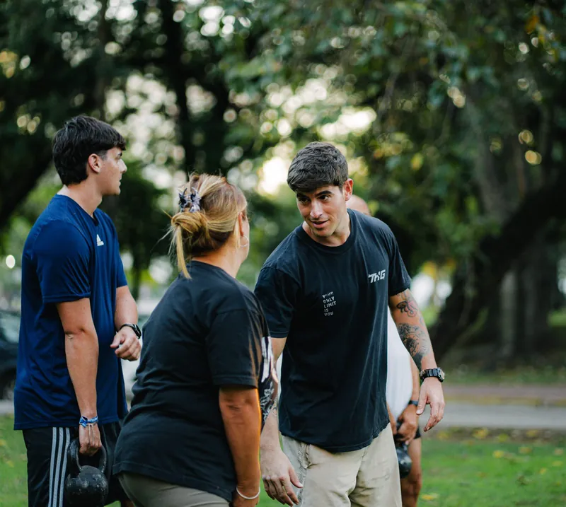 Profesor de South Fit acompañando a sus alumnos