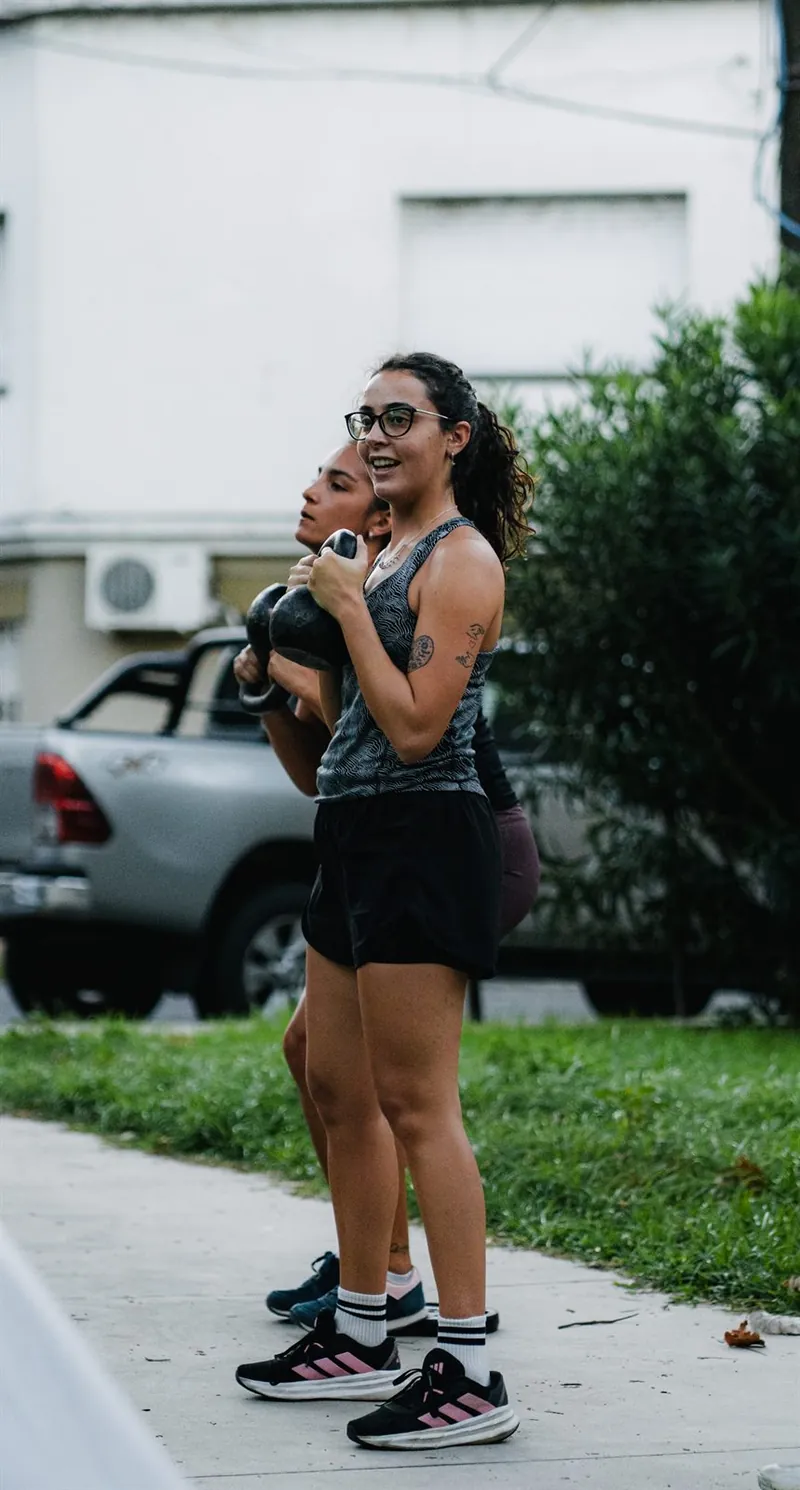 Alumna entrenando con kettlebell en South Fit